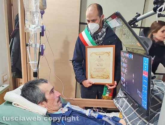 Ronciglione - Italo Leali riceve la civica benemerenza dal sindaco Mario Mengoni