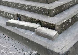 Viterbo - Gradino scollato in Largo Facchini di Santa Rosa