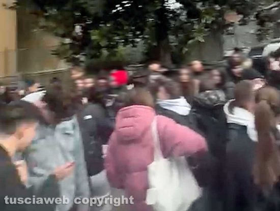 Viterbo - La protesta degli studenti di fronte alla sede del liceo artistico dell'istituto Orioli