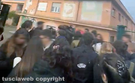 Viterbo - La protesta degli studenti di fronte alla sede del liceo artistico dell'istituto Orioli