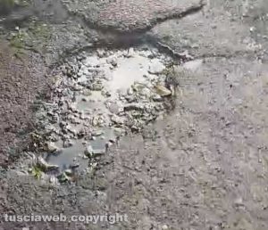 Viterbo - Buche al quartiere Pilastro