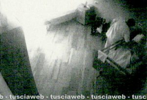Latera - Casa di riposo degli orrori - Infieriva su una ottantenne con un manico di scopa - L'immagine della violenza tratta dai video girati a Villa Daniela