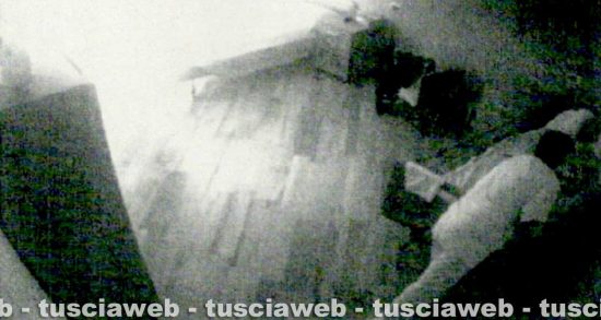 Latera - Casa di riposo degli orrori - Infieriva su una ottantenne con un manico di scopa - L'immagine della violenza tratta dai video girati a Villa Daniela