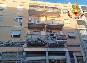 Civitavecchia - Distacco del parapetto del balcone