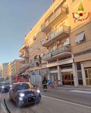 Civitavecchia - Distacco del parapetto del balcone