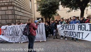 Viterbo - Protesta studenti liceo Buratti sotto palazzo Gentili