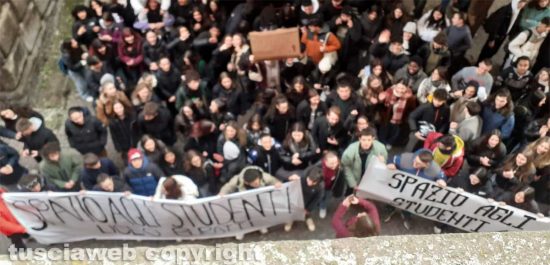 Viterbo - Protesta studenti liceo Buratti sotto palazzo Gentili