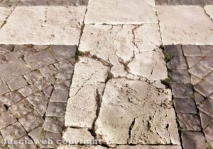 Viterbo - Lastre in travertino a piazza San Lorenzo