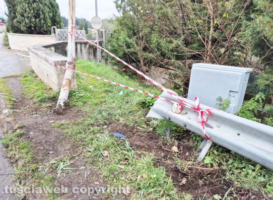 Montefiascone - Auto si ribalta nella notte in via Cardinal Salotti - Intervento dei vigili del fuoco