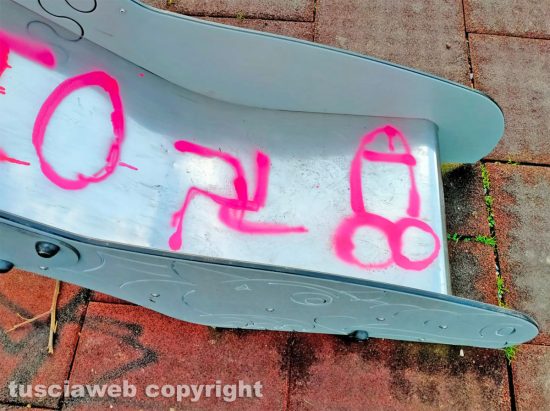 Viterbo - Vandalizzati con la vernice rosa i giardinetti a Santa Barbara