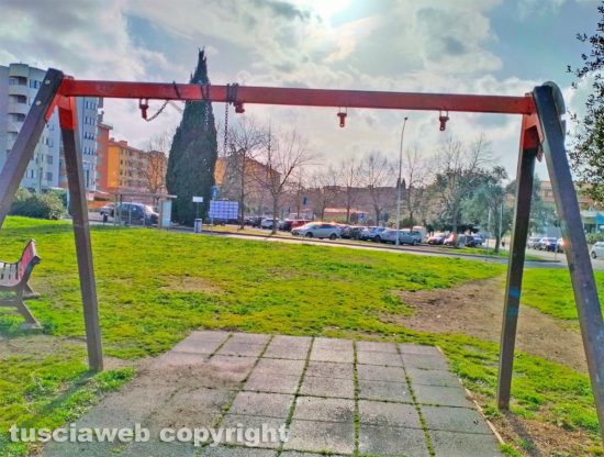 Viterbo - Vandalizzati con la vernice rosa i giardinetti a Santa Barbara