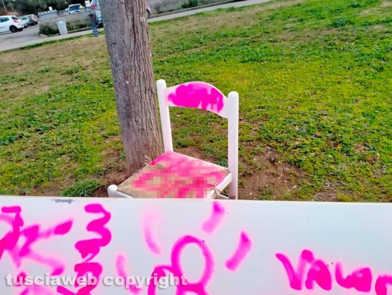 Viterbo - Vandalizzati con la vernice rosa i giardinetti a Santa Barbara