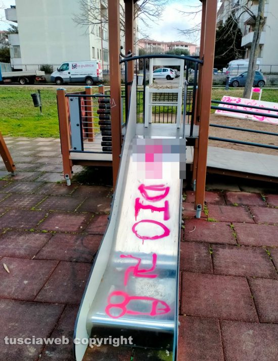Viterbo - Vandalizzati con la vernice rosa i giardinetti a Santa Barbara