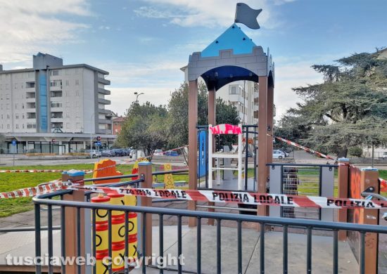 Viterbo - Giardinetti a Santa Barbara vandalizzati, area transennata