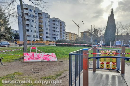 Viterbo - Giardinetti a Santa Barbara vandalizzati, area transennata