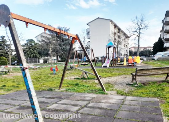Viterbo - Giardinetti a Santa Barbara vandalizzati, area transennata