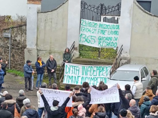 Graffignano - Manifestazione per i ritardi nell'apertura della scuola primaria e dell'infanzia a Sipicciano