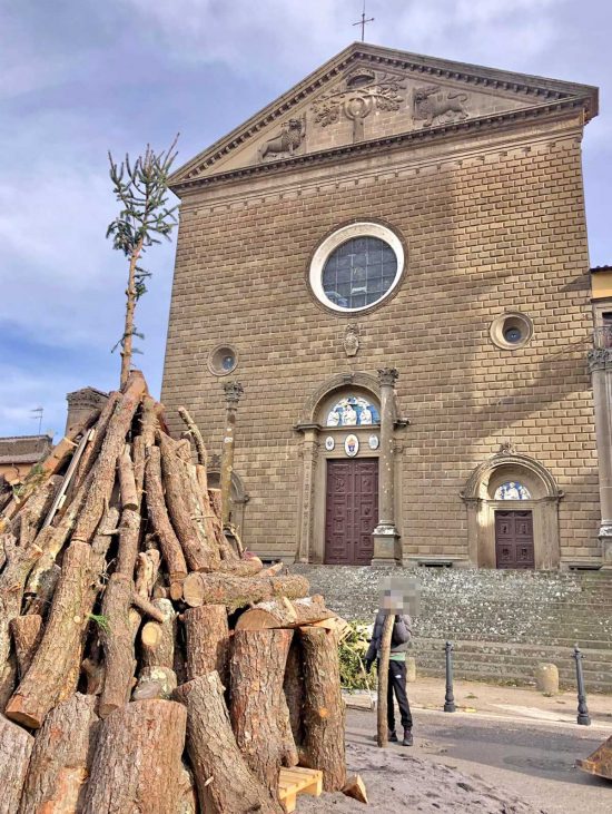 Viterbo - La preparazione del focarone di Sant’Antonio alla Quercia