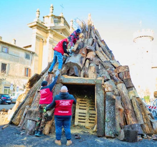 Viterbo - La preparazione del focarone di Sant’Antonio a Bagnaia