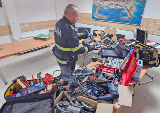 Orvieto - Rompono il finestrino di un furgone e rubano attrezzatura da lavoro, rintracciati dalla polizia stradale 