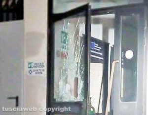 La porta del magazzino sfondata dell'archivio di stato