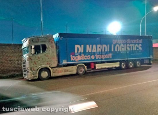 Viterbo - Un camion parcheggiato per strada vicino la rotatoria di via Corrado Alvaro