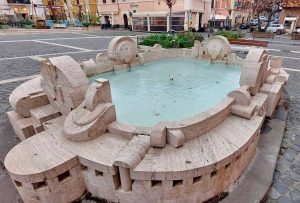 Civitavecchia - Lopera fontana in travertino dello scultore viterbese Fiorenzo Mascagna
