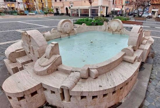 Civitavecchia - Lopera fontana in travertino dello scultore viterbese Fiorenzo Mascagna