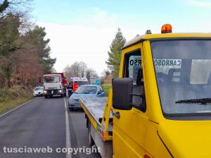 Vetralla - Perde il controllo dell'auto, invade l'altra corsia e finisce in una cunetta