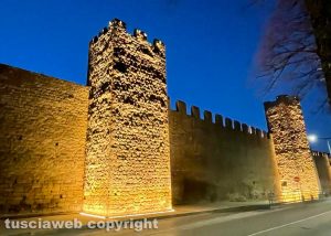 Viterbo - Le storiche mura illuminate