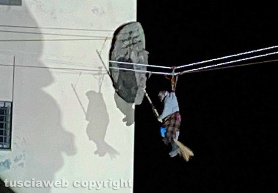 Viterbo - La Befana 115 in volo a piazza della Rocca