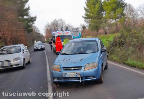 Vetralla - Perde il controllo dell'auto, invade l'altra corsia e finisce in una cunetta