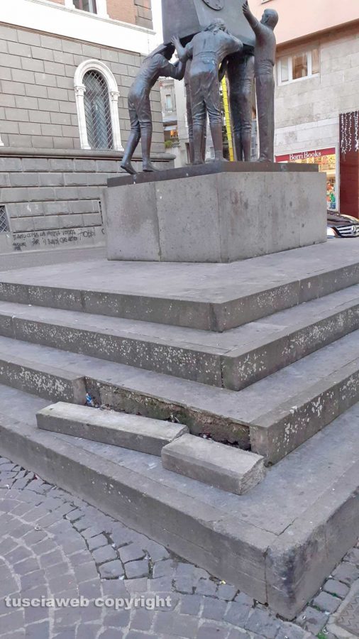 Viterbo - Gradino scollato in Largo Facchino di Santa Rosa