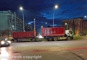 Viterbo - Un camion parcheggiato per strada vicino la rotatoria di via Corrado Alvaro