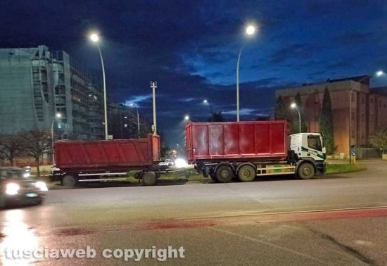 Viterbo - Un camion parcheggiato per strada vicino la rotatoria di via Corrado Alvaro