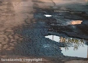 Viterbo - Buche in strada Rinaldone