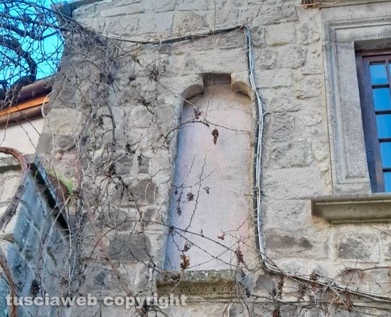 Viterbo - Piazza Cappella - Affresco nel degrado e da recuperare