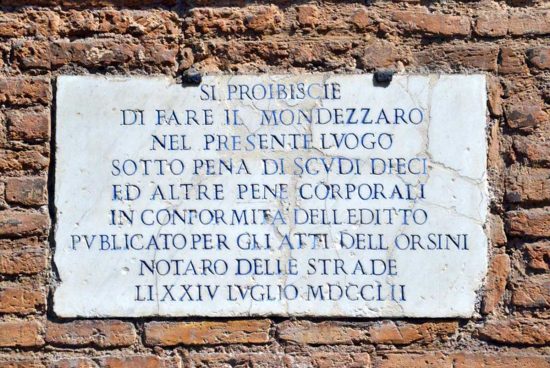 La targa affissa a Roma nel periodo rinascimentale