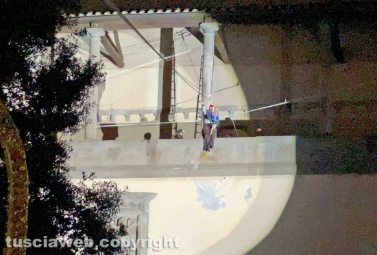 Viterbo - La Befana 115 in volo a piazza della Rocca
