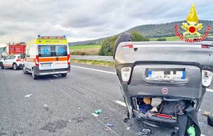 Scontro sull'autostrada A12, due auto si cappottano al km 40