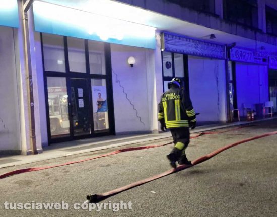 Bar in fiamme in viale Francesco Baracca