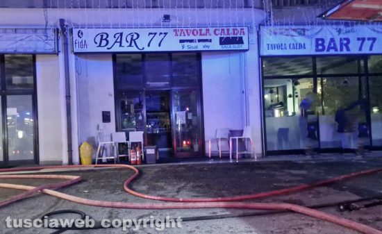 Bar in fiamme in viale Francesco Baracca