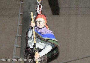 Viterbo - La Befana 115 in volo a piazza della Rocca