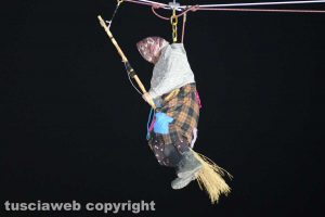 Viterbo - La Befana 115 in volo a piazza della Rocca