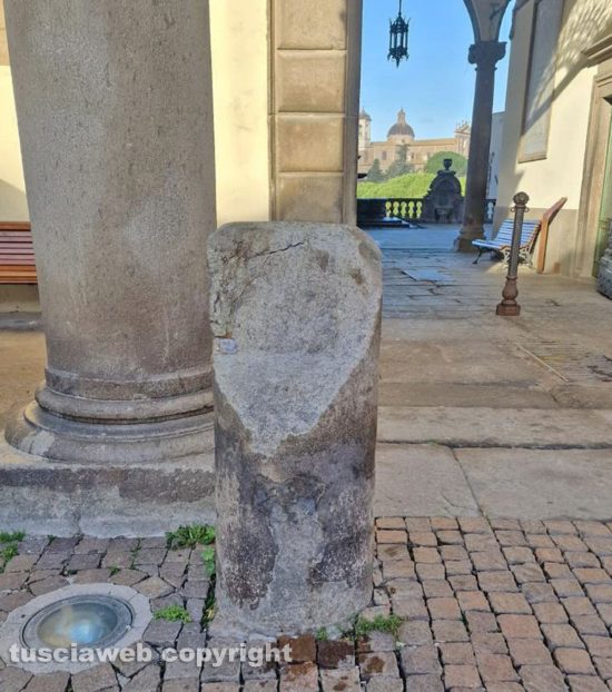 Viterbo – Colonna danneggiata al portone di ingresso del giardino di palazzo dei Priori