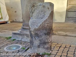 Viterbo – Colonna danneggiata al portone di ingresso del giardino di palazzo dei Priori