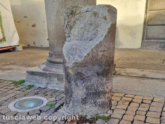 Viterbo – Colonna danneggiata al portone di ingresso del giardino di palazzo dei Priori