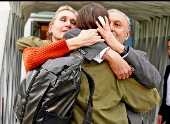 Ciampino - la giornalista Cecilia Sala abbracciata dai genitori