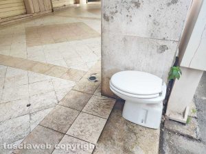 Civitavecchia - Il water abbandonato in corso Marconi