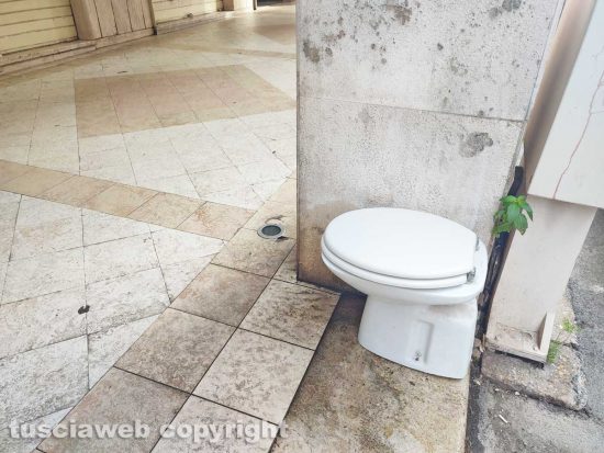 Civitavecchia - Il water abbandonato in corso Marconi